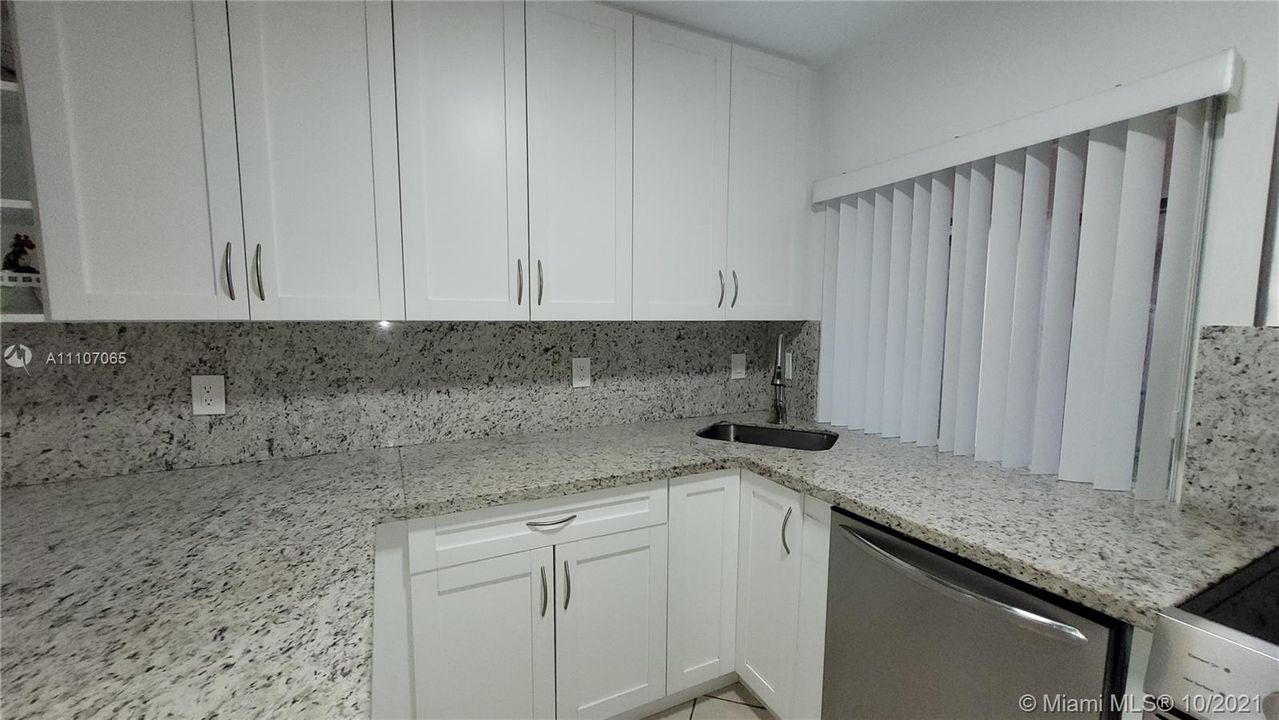 Недавно продано: $475,000 (3 спален, 2 ванн, 1502 Квадратных фут)