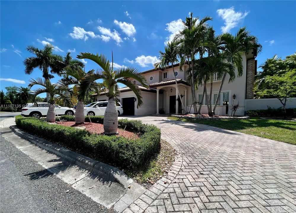 Recently Sold: $1,975,000 (5 beds, 5 baths, 4542 Square Feet)