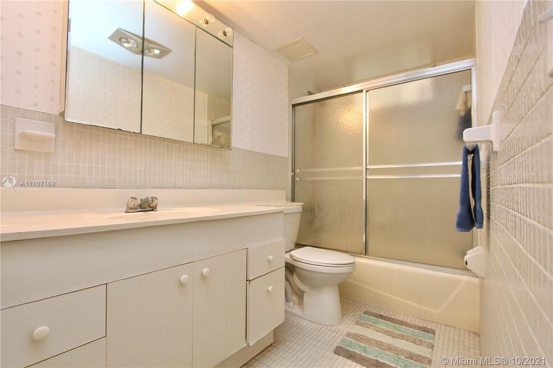 最近售出: $245,000 (2 贝兹, 2 浴室, 1083 平方英尺)