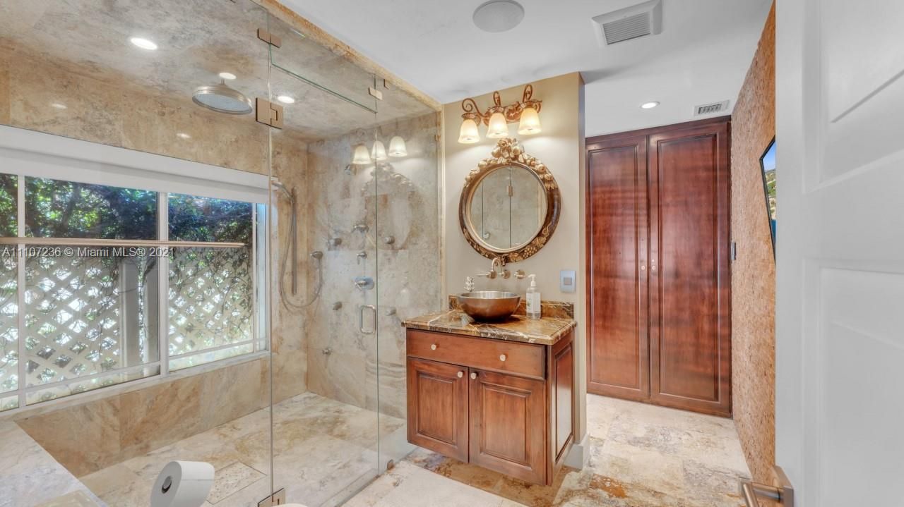 最近售出: $1,850,000 (3 贝兹, 2 浴室, 2300 平方英尺)