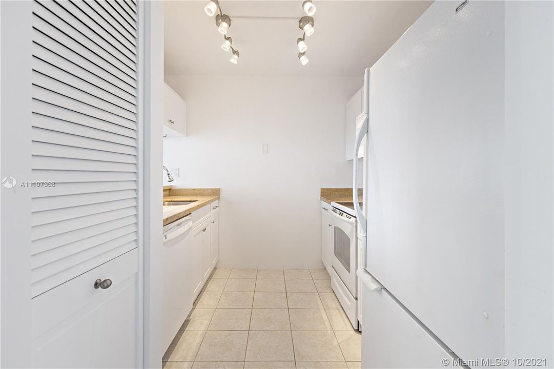 Recently Sold: $400,000 (2 beds, 2 baths, 990 Square Feet)