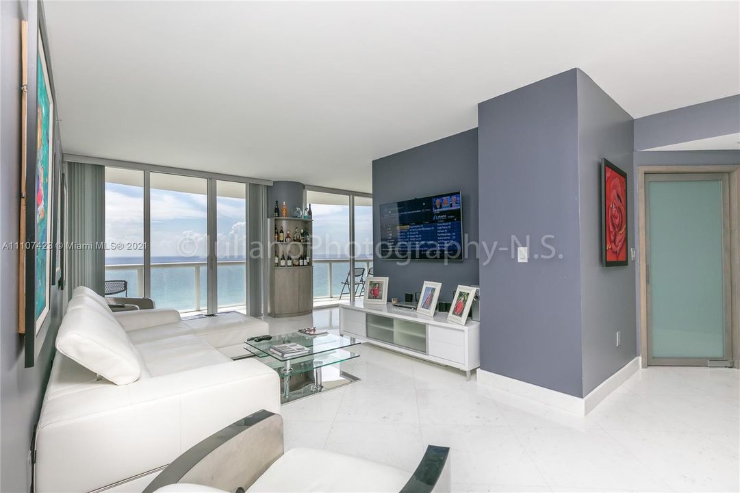 Recently Sold: $1,495,000 (2 beds, 2 baths, 1392 Square Feet)