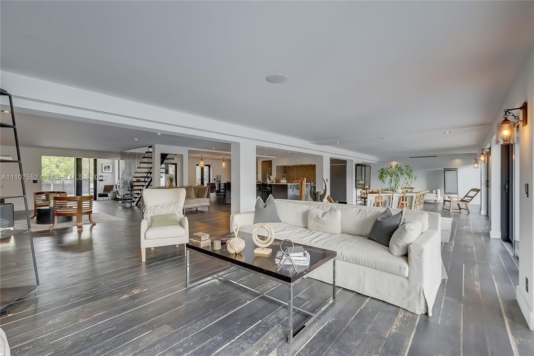 Recently Sold: $4,895,000 (6 beds, 7 baths, 5431 Square Feet)