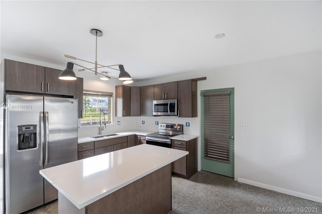 Recently Sold: $899,000 (2 beds, 1 baths, 960 Square Feet)