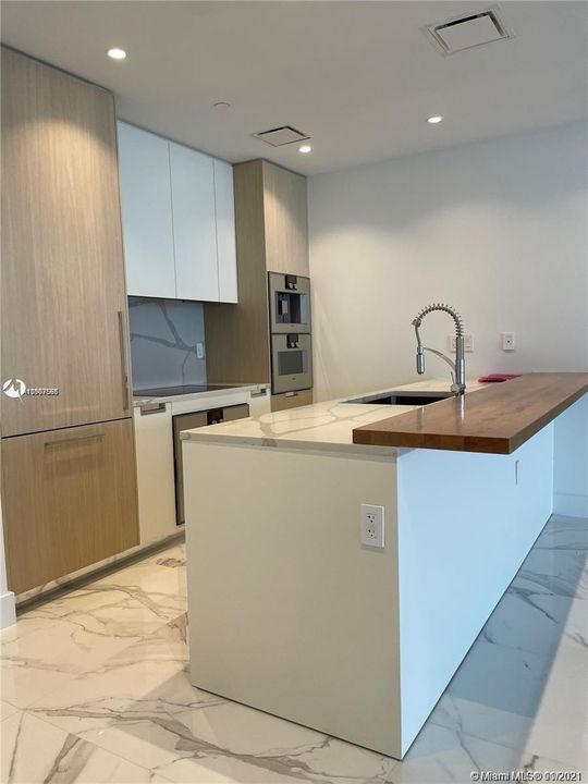 Recently Sold: $3,200,000 (2 beds, 2 baths, 1571 Square Feet)
