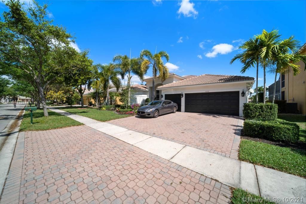 Recently Sold: $875,000 (4 beds, 3 baths, 3079 Square Feet)