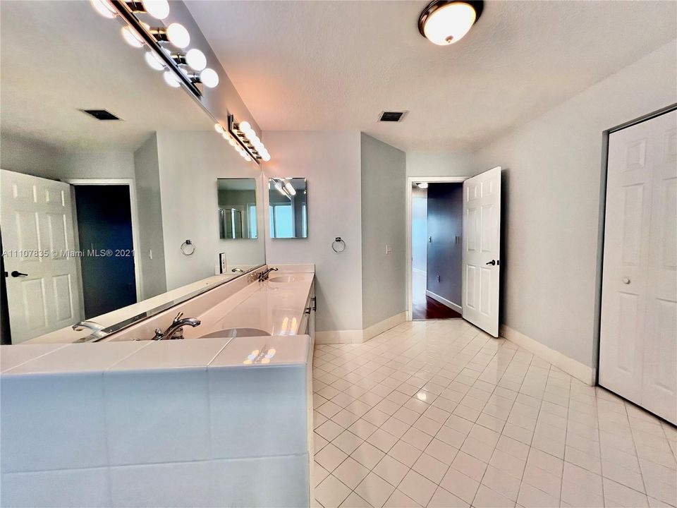 Недавно арендовано: $4,500 (4 спален, 3 ванн, 2312 Квадратных фут)