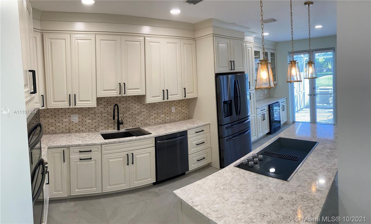 最近售出: $675,000 (2 贝兹, 3 浴室, 2211 平方英尺)