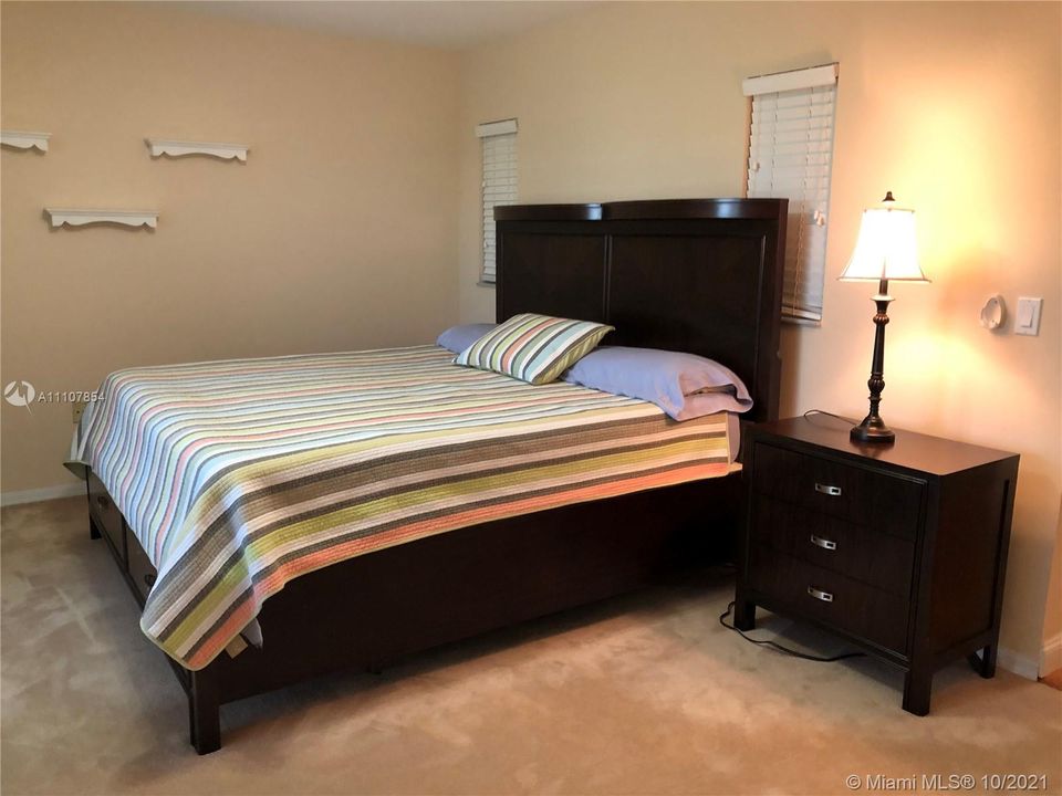 最近售出: $675,000 (2 贝兹, 3 浴室, 2211 平方英尺)