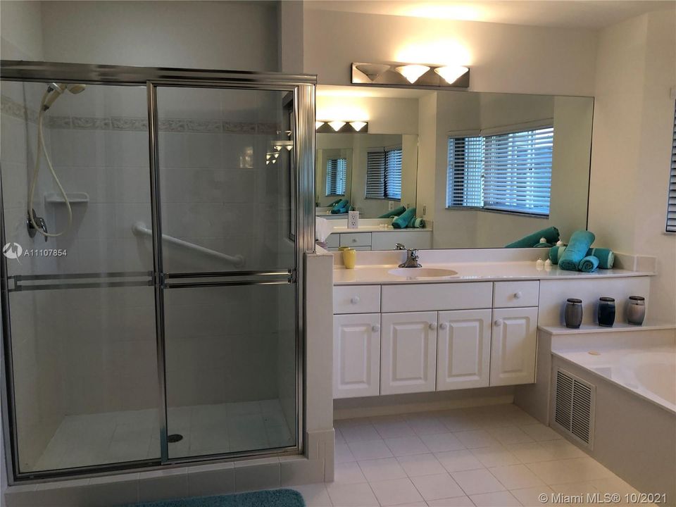 最近售出: $675,000 (2 贝兹, 3 浴室, 2211 平方英尺)