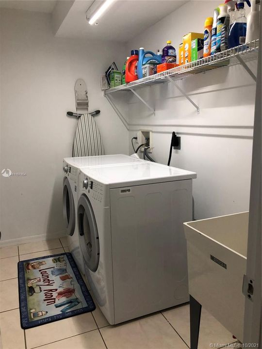 最近售出: $675,000 (2 贝兹, 3 浴室, 2211 平方英尺)