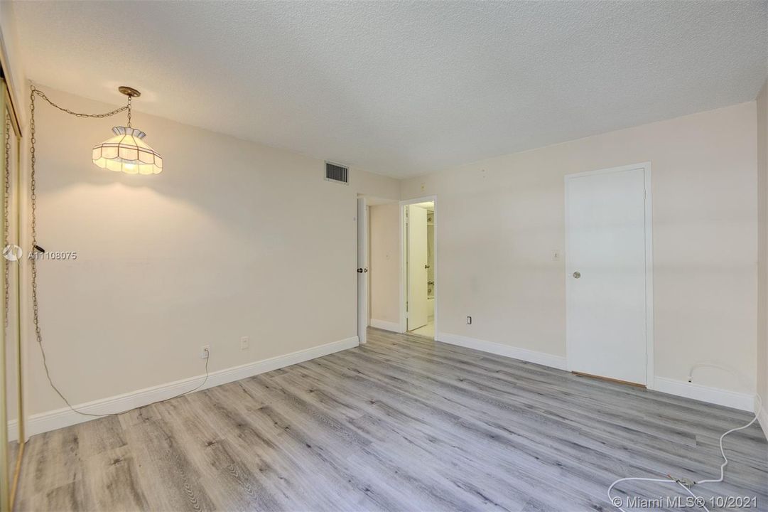 Recently Sold: $215,000 (1 beds, 1 baths, 725 Square Feet)