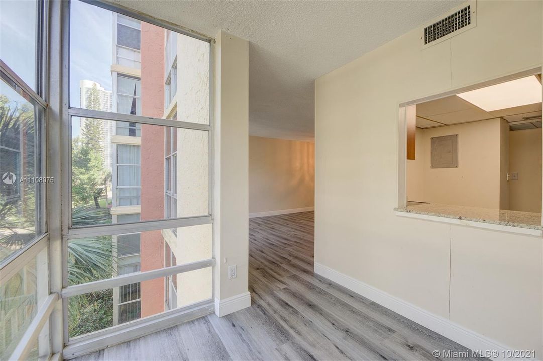 Recently Sold: $215,000 (1 beds, 1 baths, 725 Square Feet)