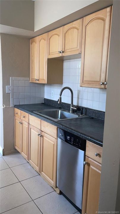 Recently Rented: $1,900 (3 beds, 2 baths, 954 Square Feet)