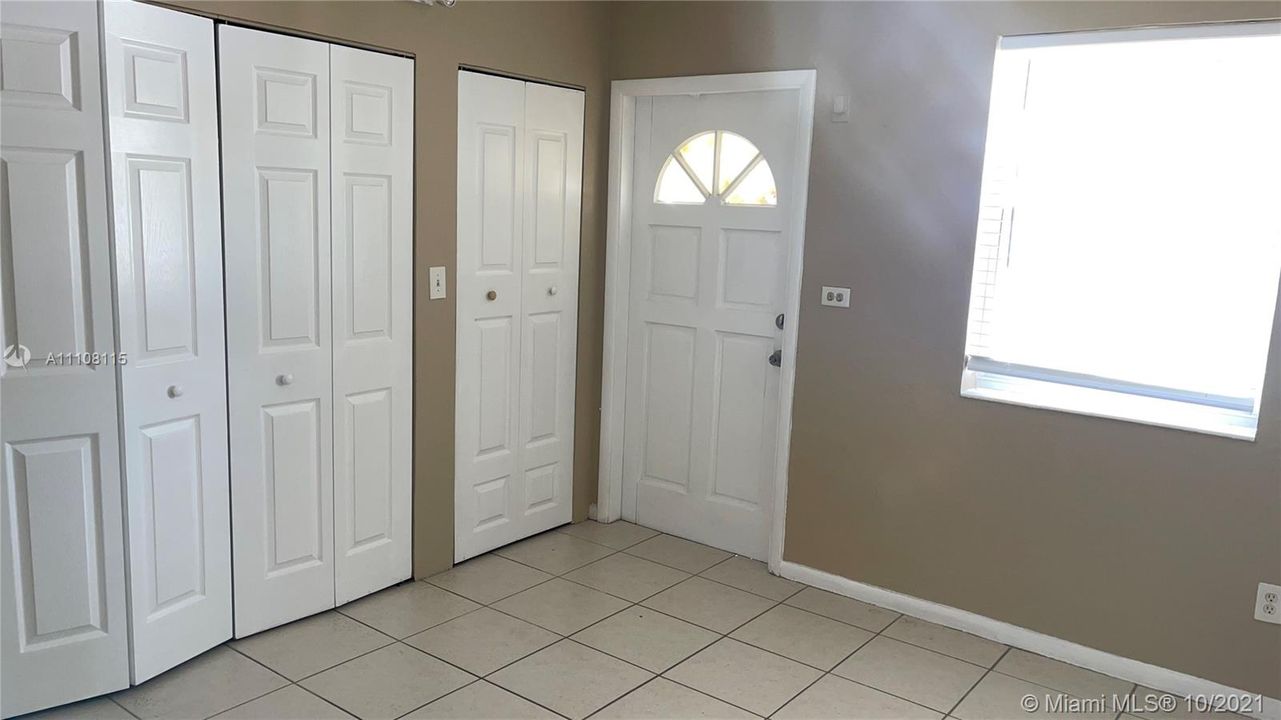 Recently Rented: $1,900 (3 beds, 2 baths, 954 Square Feet)