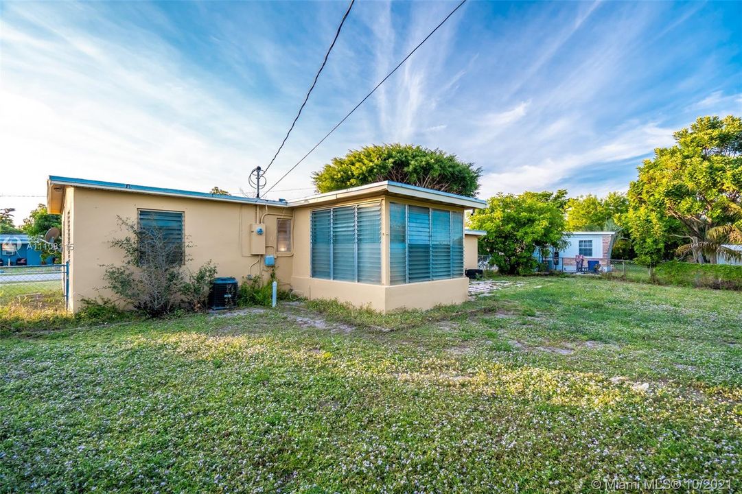 Recently Rented: $1,900 (3 beds, 2 baths, 954 Square Feet)