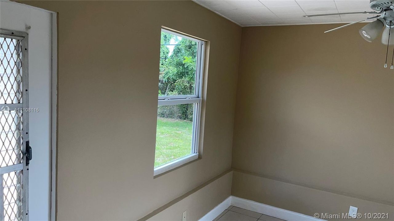 Recently Rented: $1,900 (3 beds, 2 baths, 954 Square Feet)