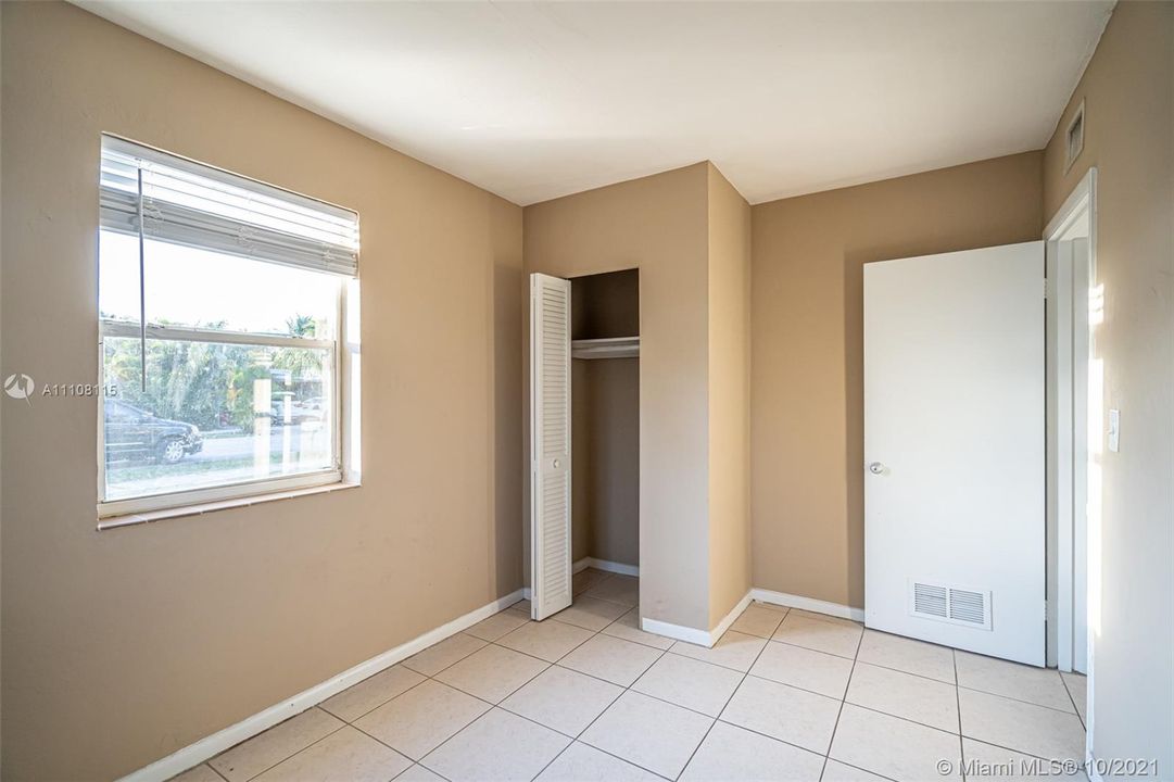 Recently Rented: $1,900 (3 beds, 2 baths, 954 Square Feet)