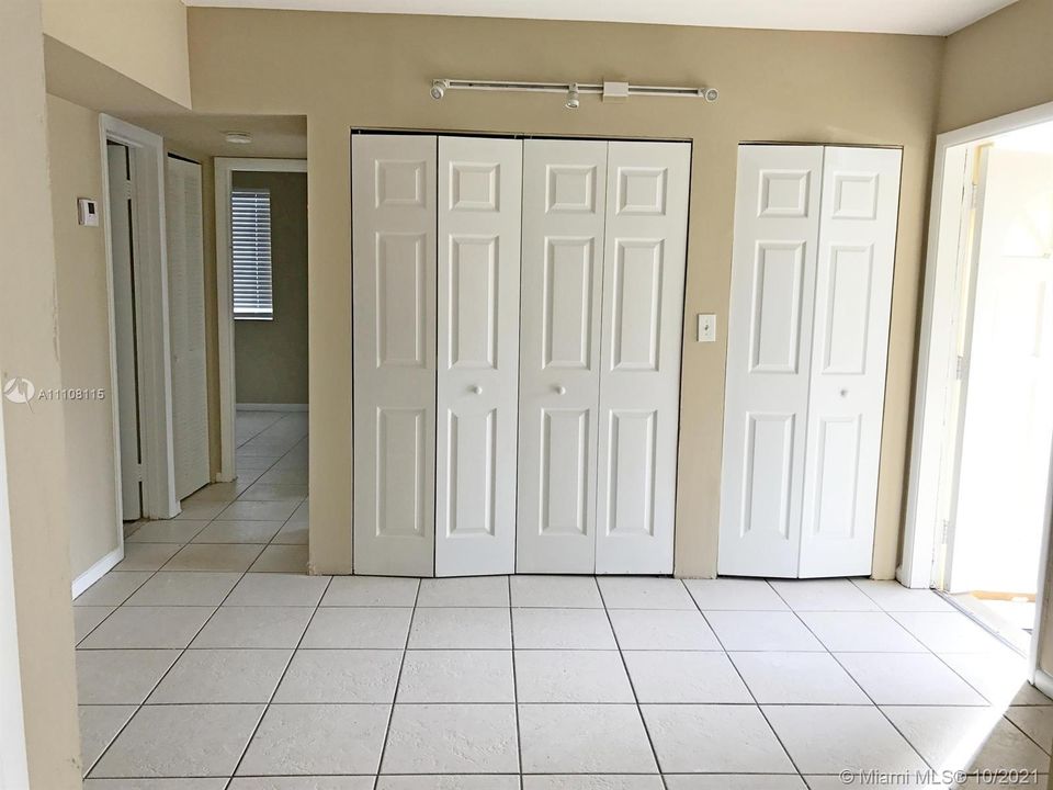 Recently Rented: $1,900 (3 beds, 2 baths, 954 Square Feet)