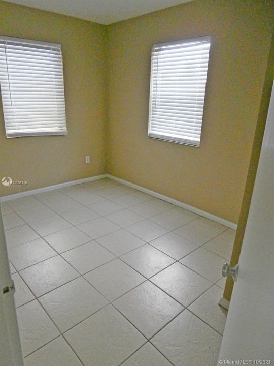 Recently Rented: $1,900 (3 beds, 2 baths, 954 Square Feet)