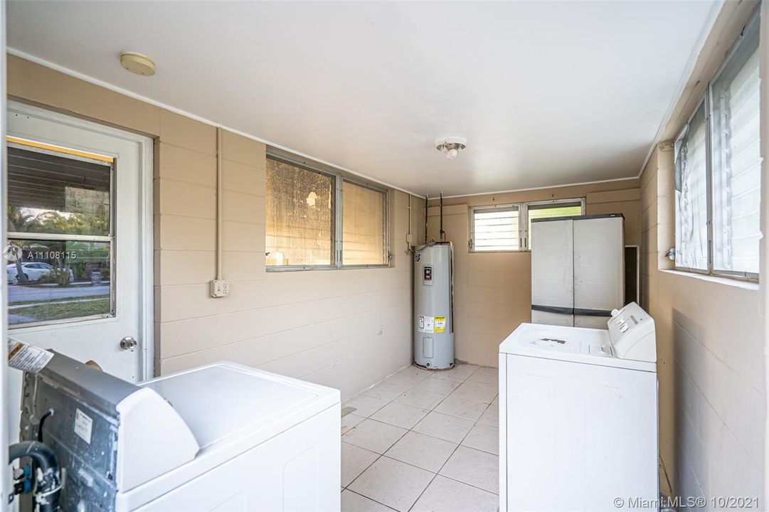 Recently Rented: $1,900 (3 beds, 2 baths, 954 Square Feet)