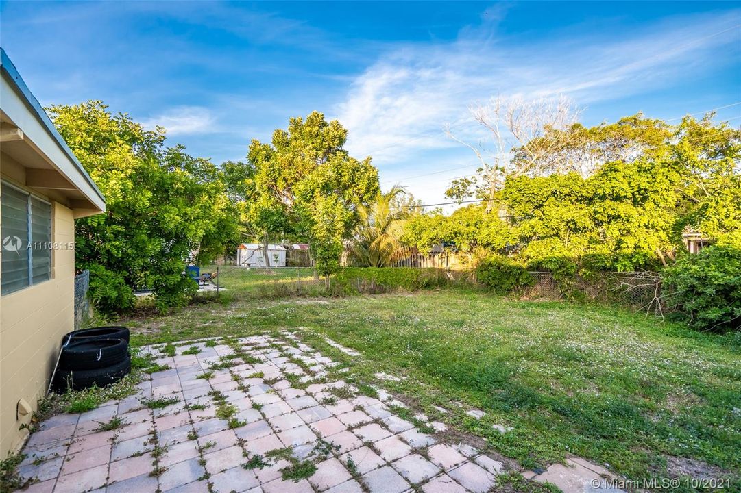 Recently Rented: $1,900 (3 beds, 2 baths, 954 Square Feet)