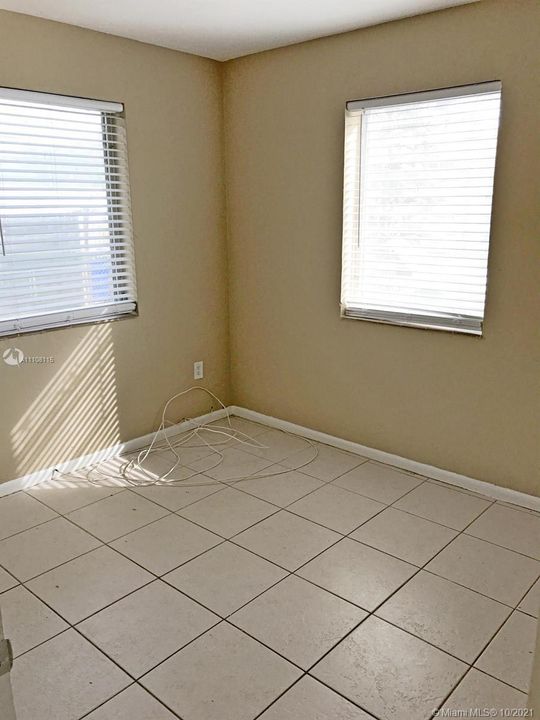 Recently Rented: $1,900 (3 beds, 2 baths, 954 Square Feet)