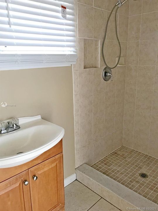 Recently Rented: $1,900 (3 beds, 2 baths, 954 Square Feet)