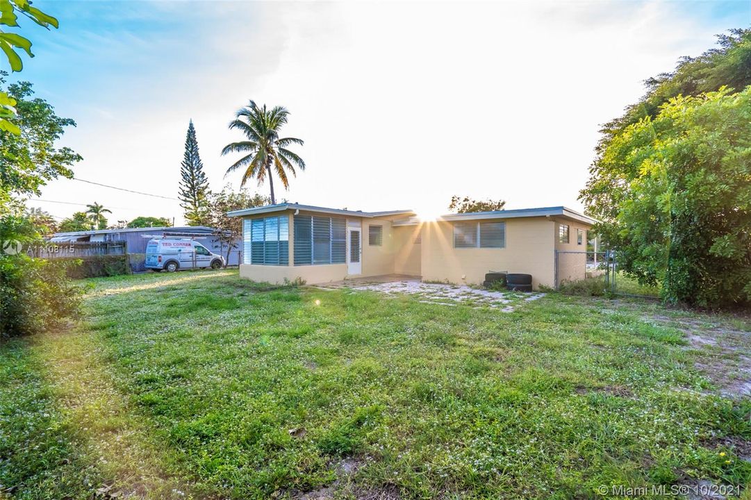 Recently Rented: $1,900 (3 beds, 2 baths, 954 Square Feet)