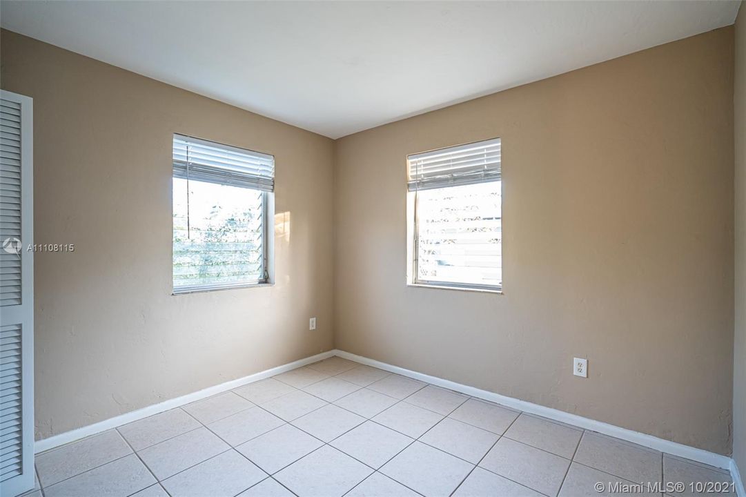 Recently Rented: $1,900 (3 beds, 2 baths, 954 Square Feet)