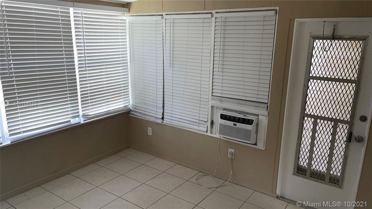 Recently Rented: $1,900 (3 beds, 2 baths, 954 Square Feet)