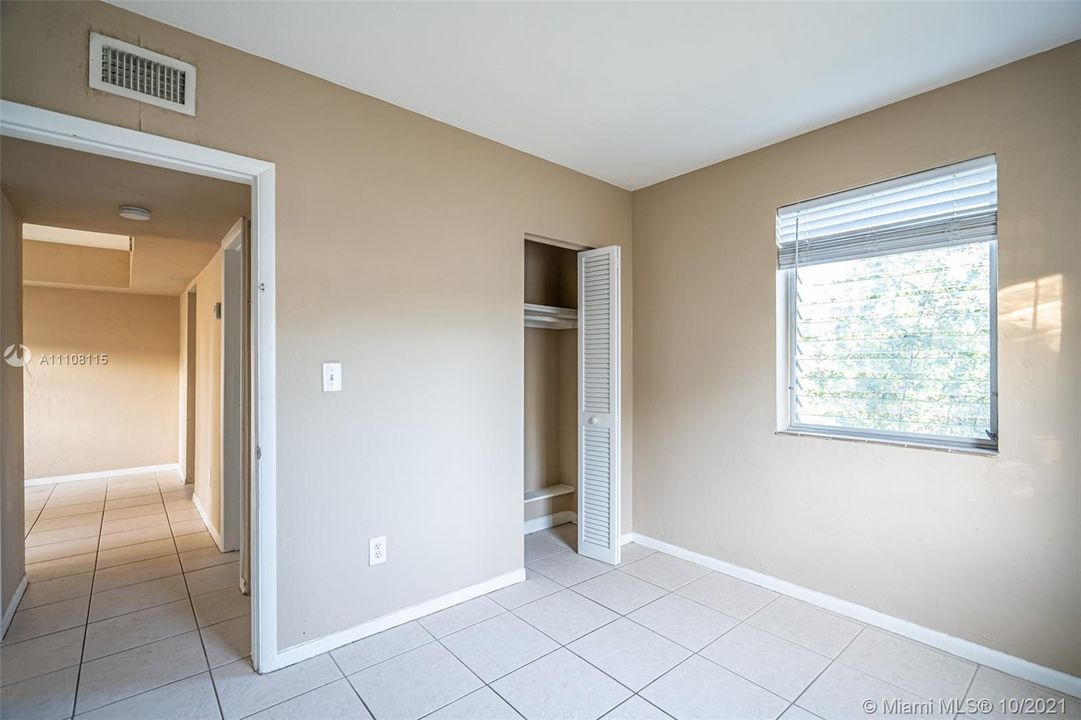 Recently Rented: $1,900 (3 beds, 2 baths, 954 Square Feet)