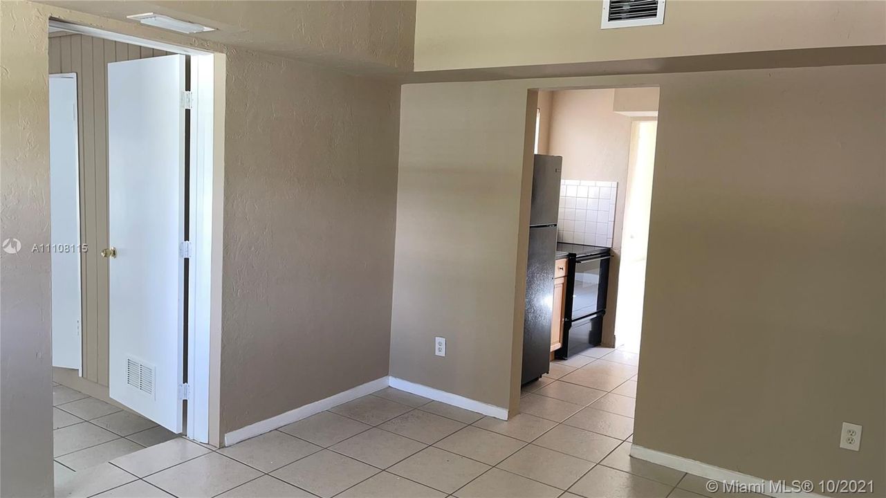 Recently Rented: $1,900 (3 beds, 2 baths, 954 Square Feet)