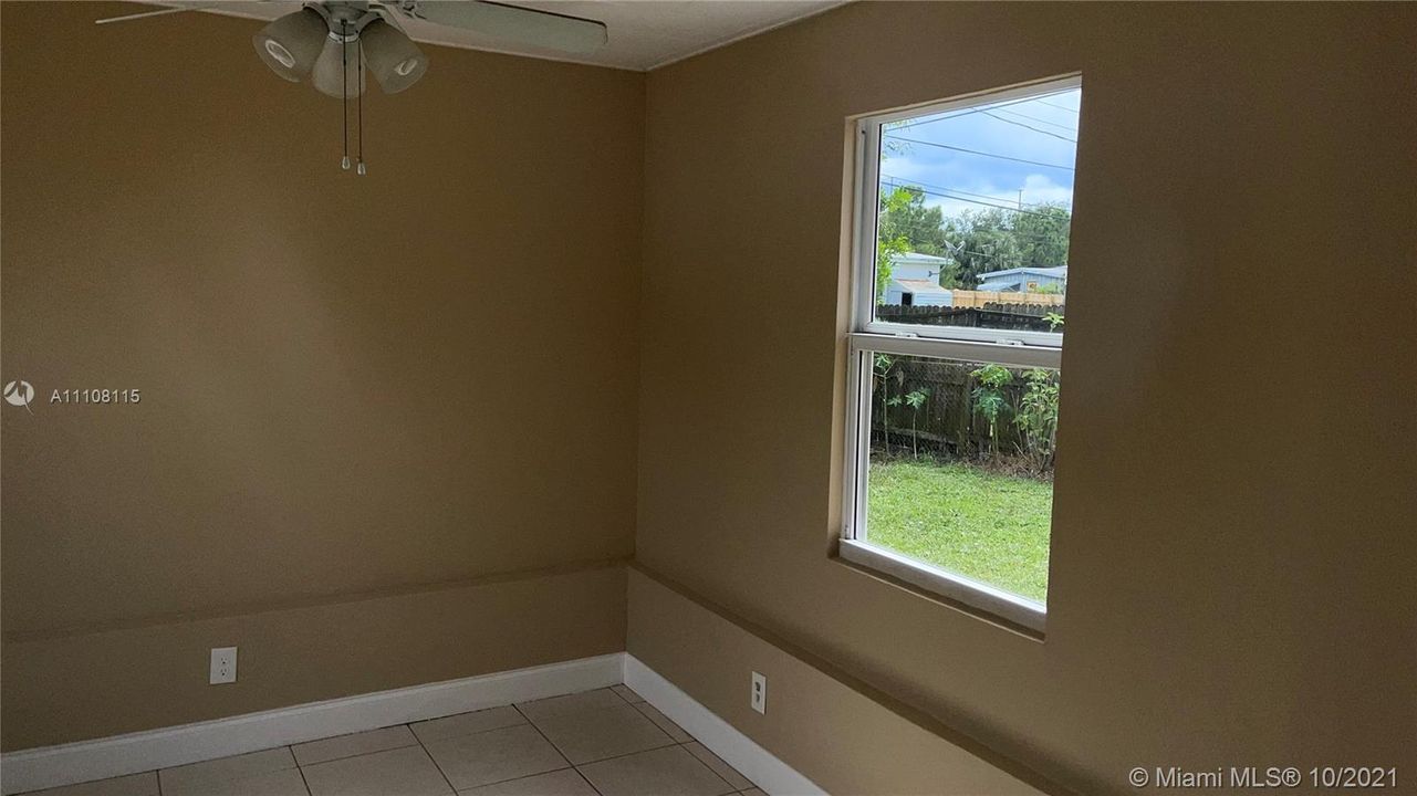 Recently Rented: $1,900 (3 beds, 2 baths, 954 Square Feet)