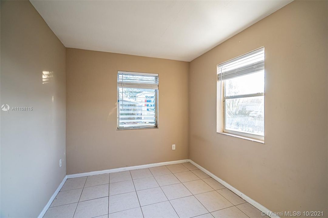 Recently Rented: $1,900 (3 beds, 2 baths, 954 Square Feet)