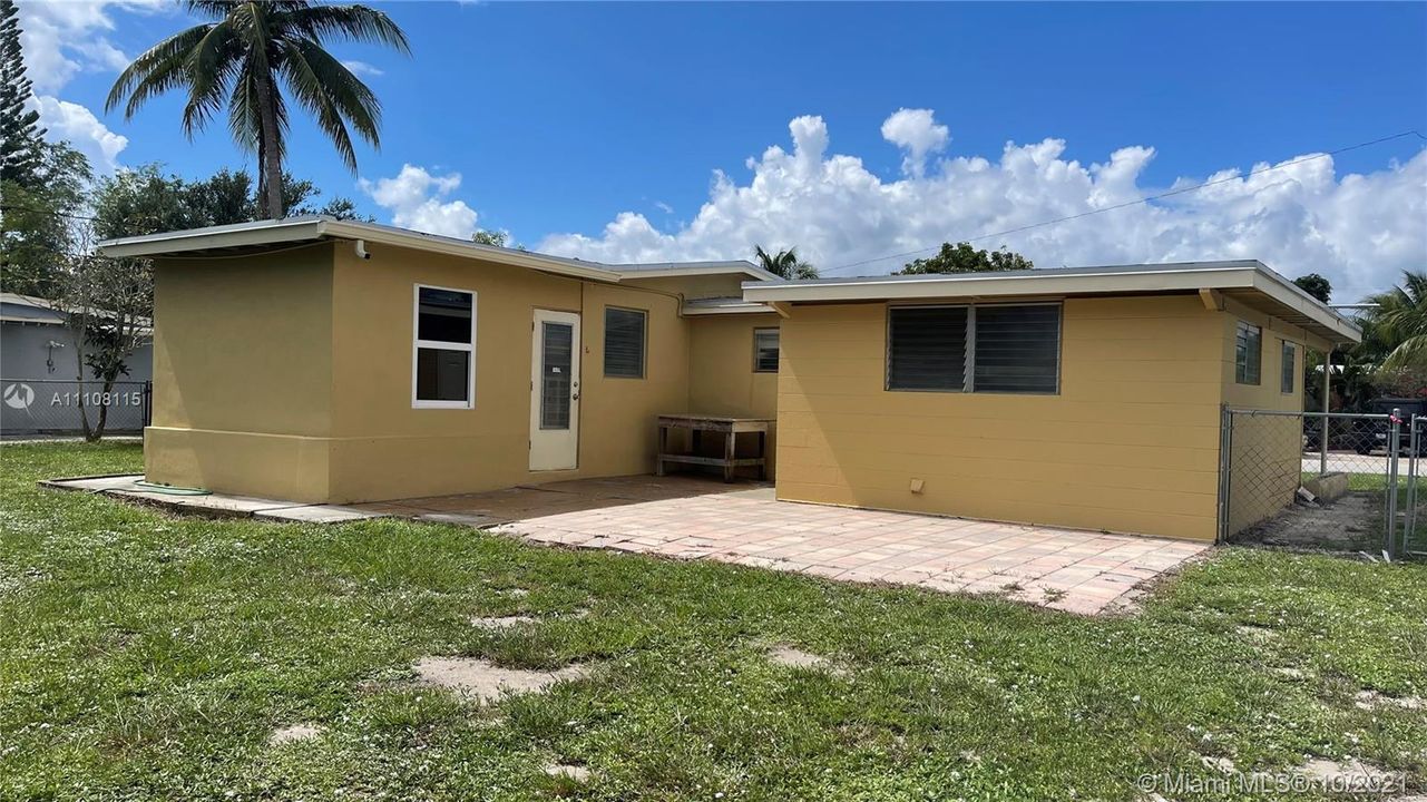 Recently Rented: $1,900 (3 beds, 2 baths, 954 Square Feet)