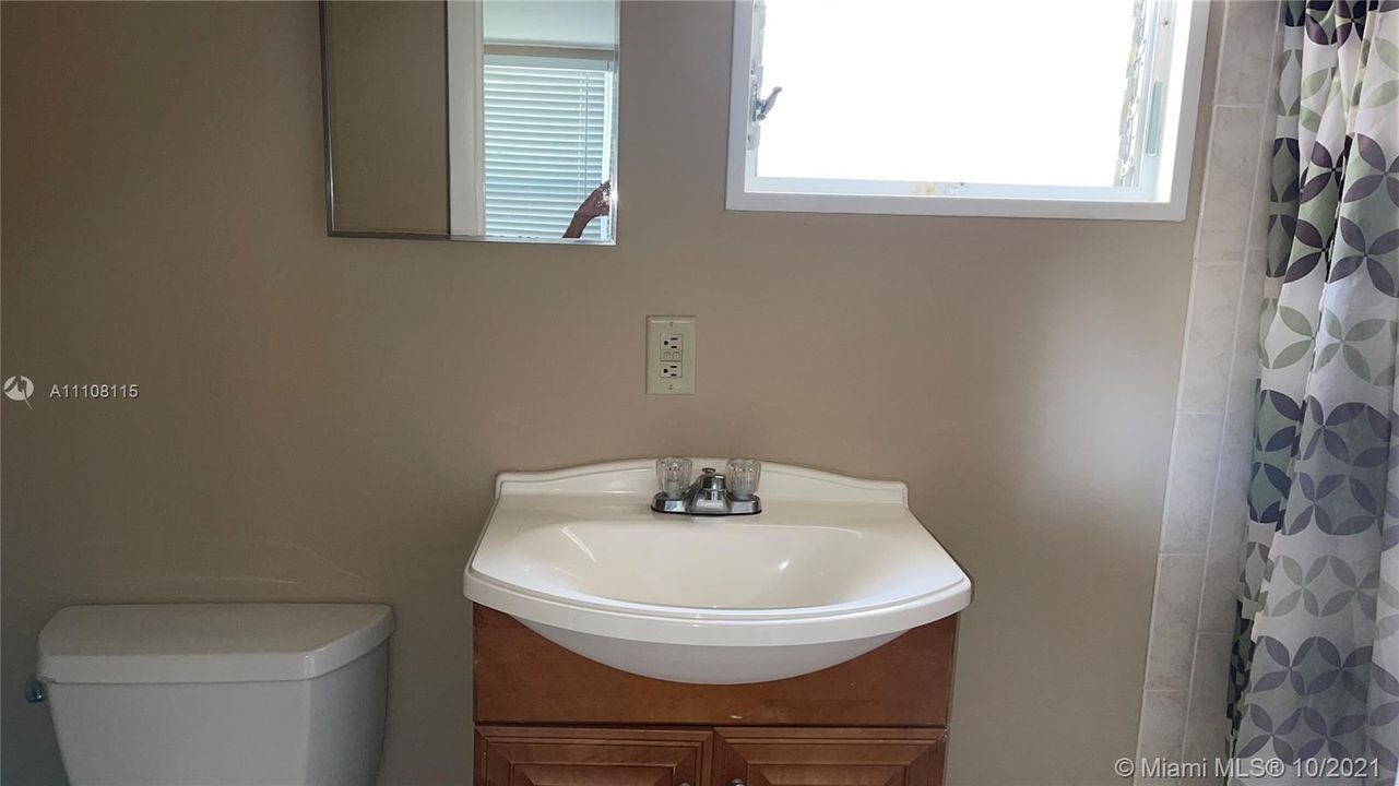 Recently Rented: $1,900 (3 beds, 2 baths, 954 Square Feet)