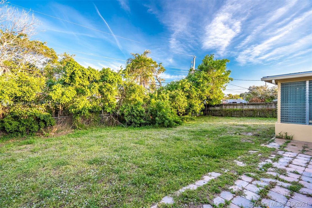 Recently Rented: $1,900 (3 beds, 2 baths, 954 Square Feet)