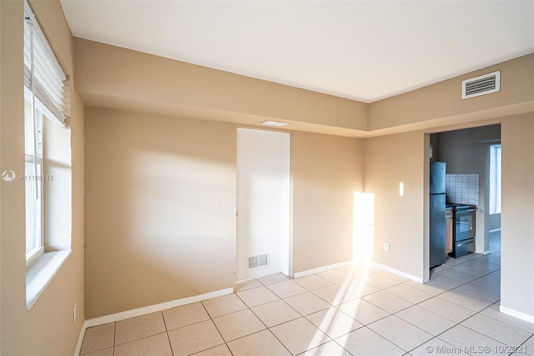 Recently Rented: $1,900 (3 beds, 2 baths, 954 Square Feet)