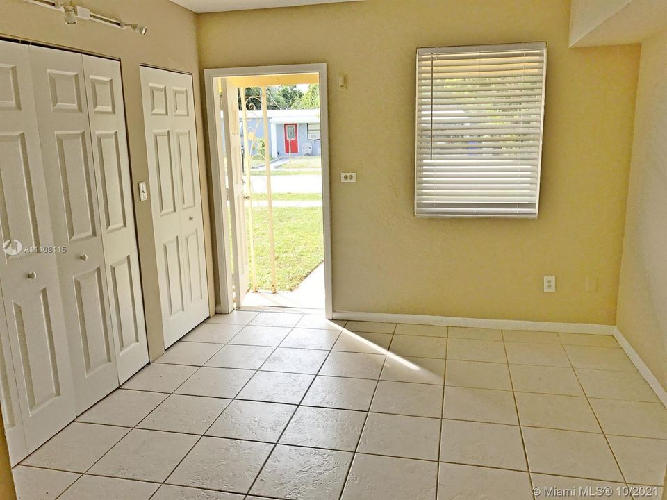 Recently Rented: $1,900 (3 beds, 2 baths, 954 Square Feet)