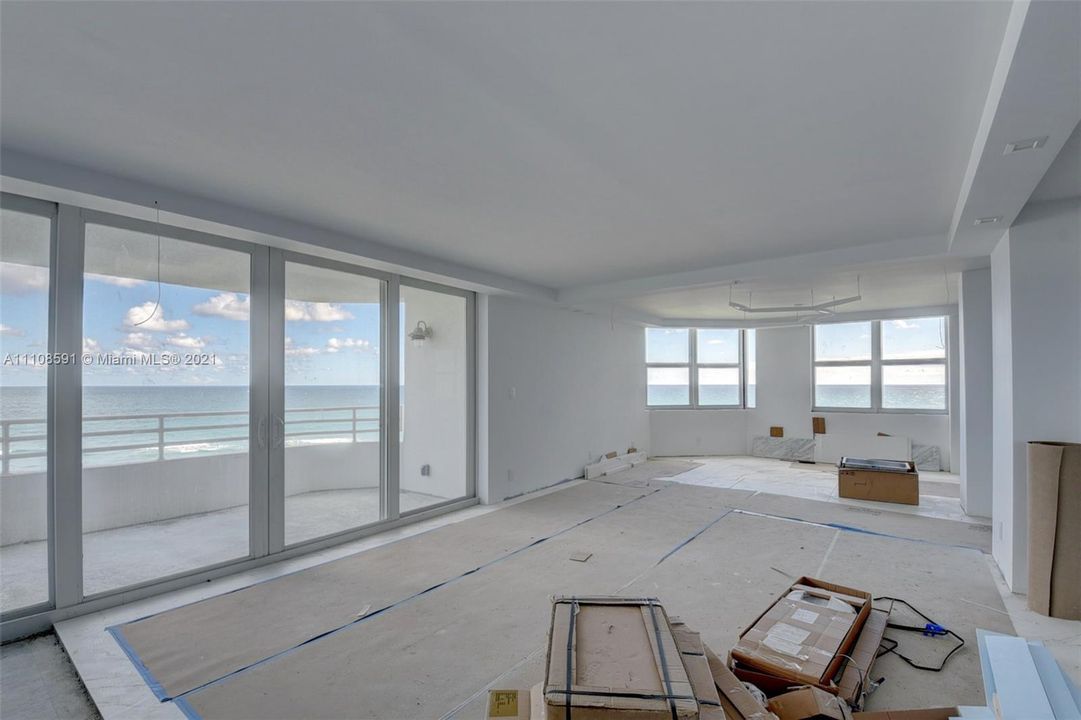 Living Room w/ Direct Ocean View
