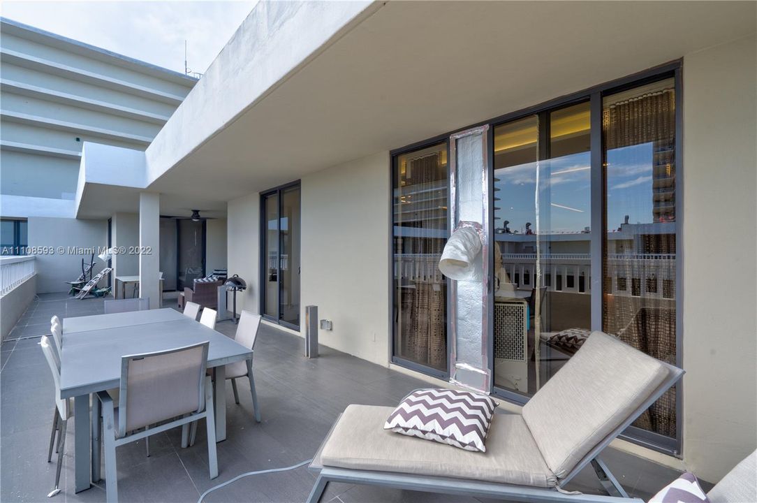 Recently Sold: $1,975,000 (2 beds, 2 baths, 1682 Square Feet)