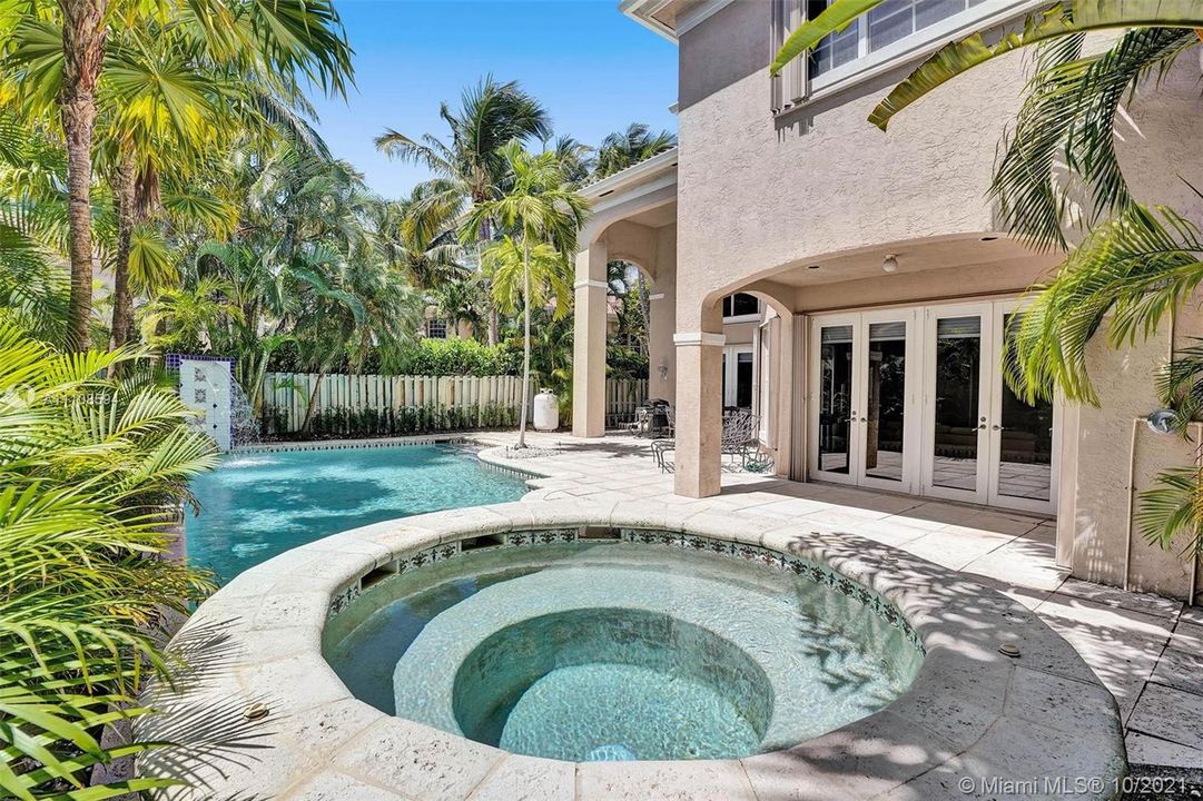 Recently Sold: $2,750,000 (4 beds, 4 baths, 4616 Square Feet)