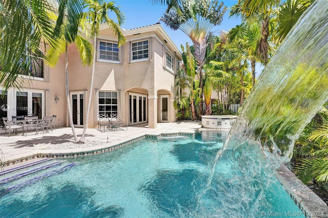Recently Sold: $2,750,000 (4 beds, 4 baths, 4616 Square Feet)
