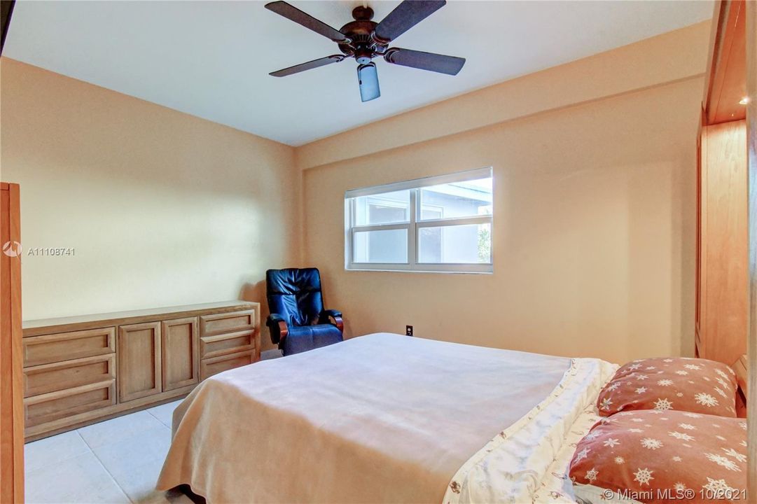 最近售出: $265,000 (1 贝兹, 1 浴室, 858 平方英尺)