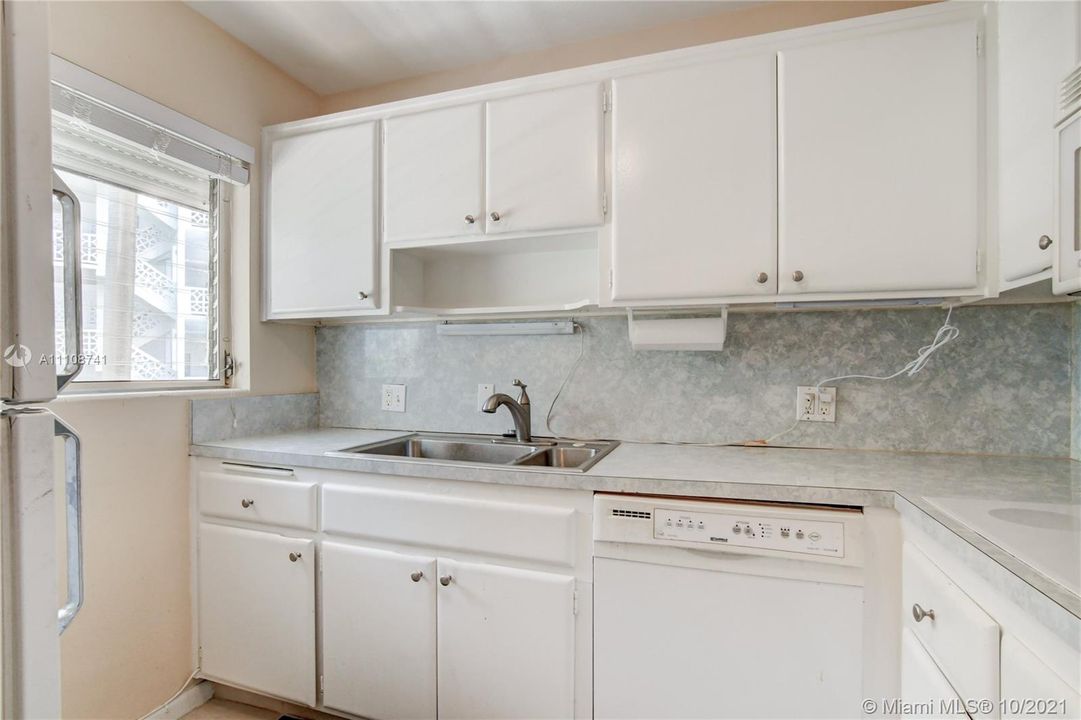 最近售出: $265,000 (1 贝兹, 1 浴室, 858 平方英尺)