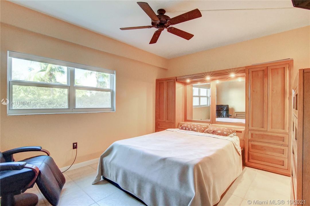 最近售出: $265,000 (1 贝兹, 1 浴室, 858 平方英尺)