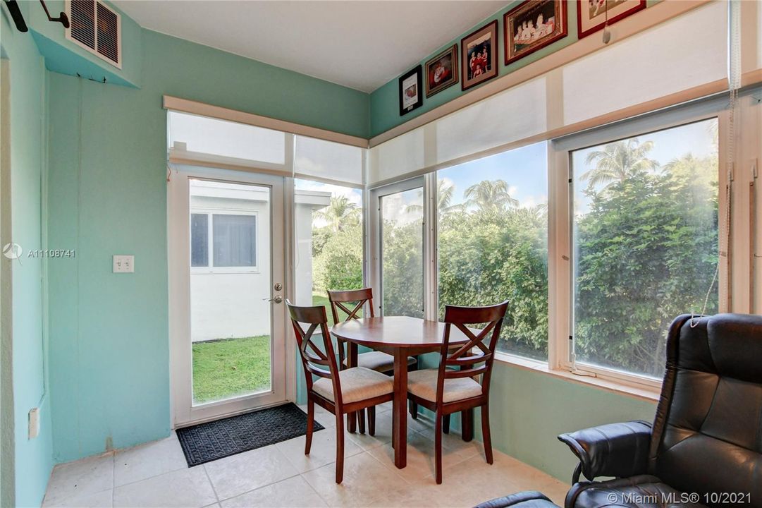 最近售出: $265,000 (1 贝兹, 1 浴室, 858 平方英尺)