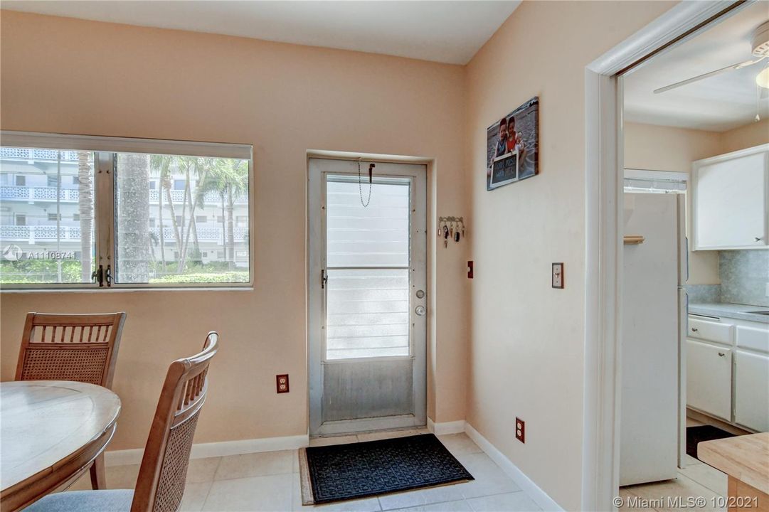 最近售出: $265,000 (1 贝兹, 1 浴室, 858 平方英尺)