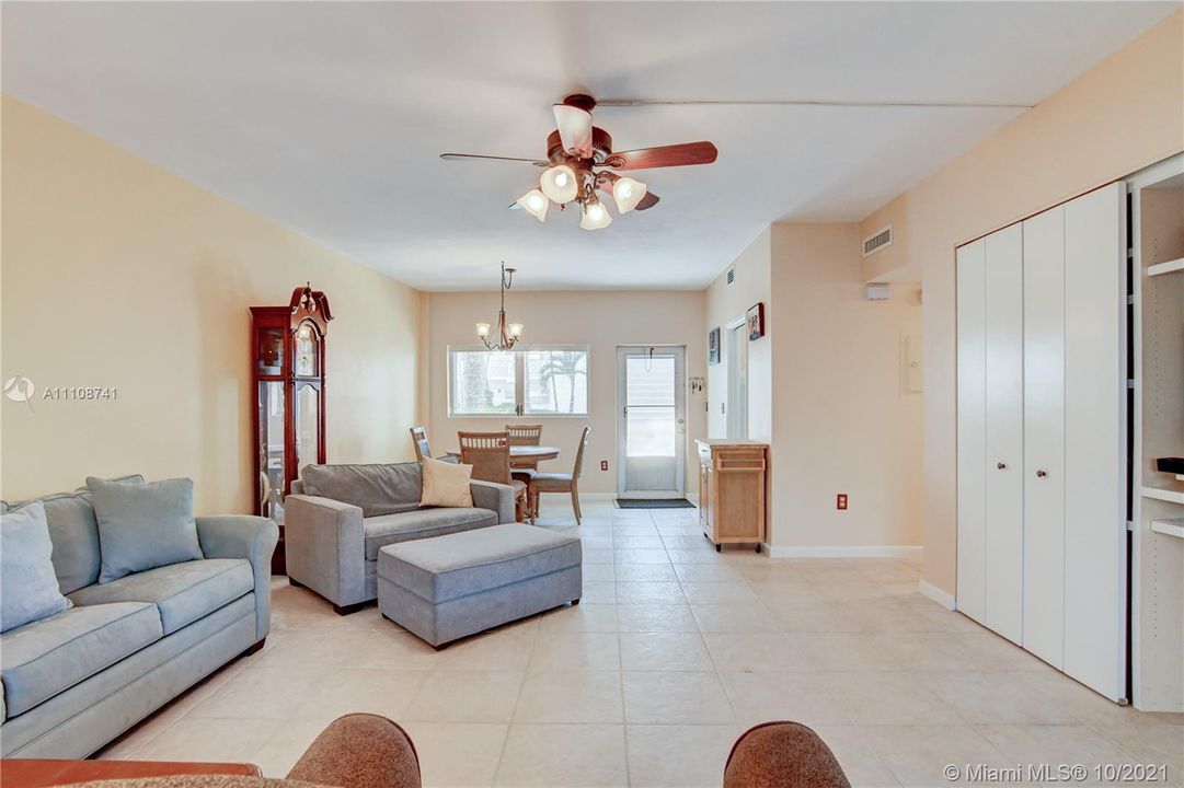 最近售出: $265,000 (1 贝兹, 1 浴室, 858 平方英尺)